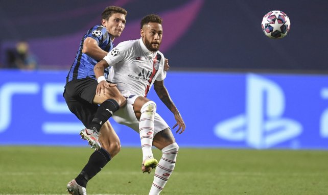 Neymar pendant un duel lors du quart de finale contre l'Atalanta