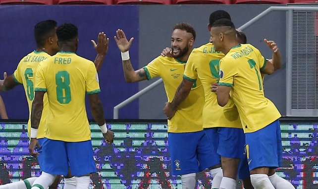Neymar célèbre un but avec ses partenaires en sélection du Brésil