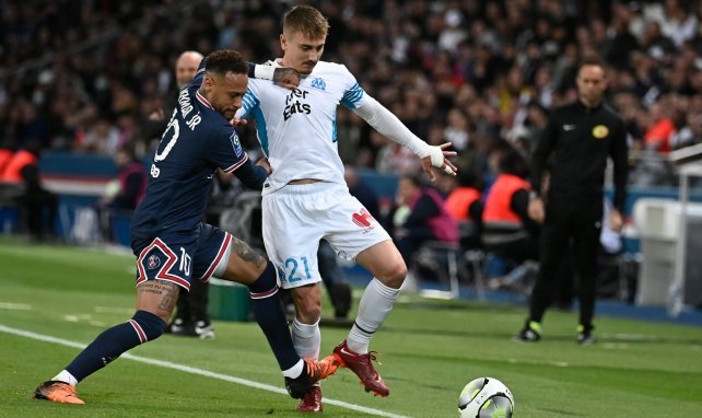 Neymar et Valentin Rongier au duel lors de PSG-OM