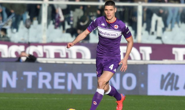Nikola Milenkovic en action avec la Fiorentina. 