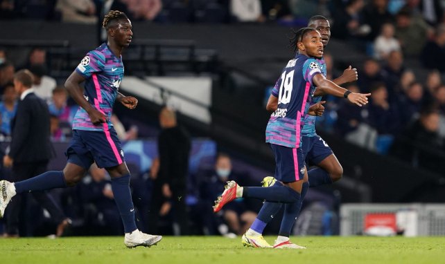 Christopher Nkunku célebrant un de ses buts contre Manchester City