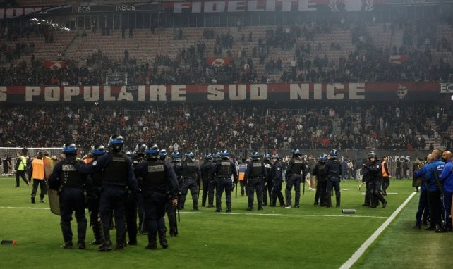 Les supporters de l’OGC Nice pètent les plombs et envahissent le terrain après l’officialisation des barrages