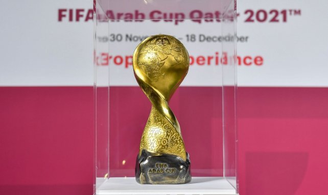 Le trophée de la Coupe Arabe de la FIFA 2021