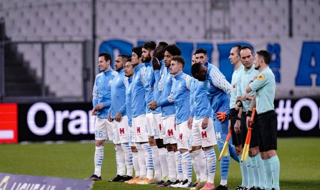 Les joueurs de l'Olympique de Marseille alignés avant le coup d'envoi