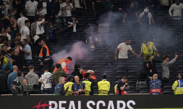 Un fumigène a atterri dans la tribune des supporters de Tottenham