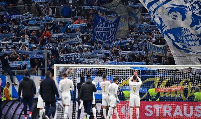 Les joueurs de l'OM applaudissent leurs supporters après le match contre la Lazio