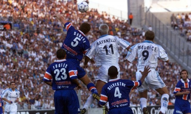 Franck Sauzée (MHSC) au duel avec Fabrizio Ravanelli (OM)