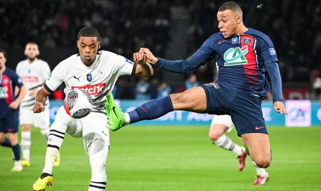 Omari à la lutte avec Mbappé en Coupe de France lors de PSG-Rennes