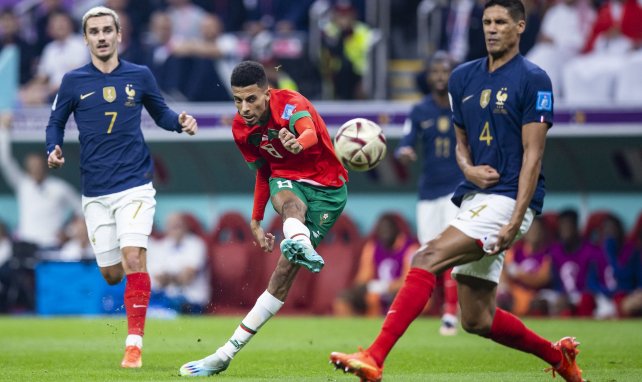 Azzedine Ounahi déclenche une frappe face à la France en demi finale de Coupe du Monde