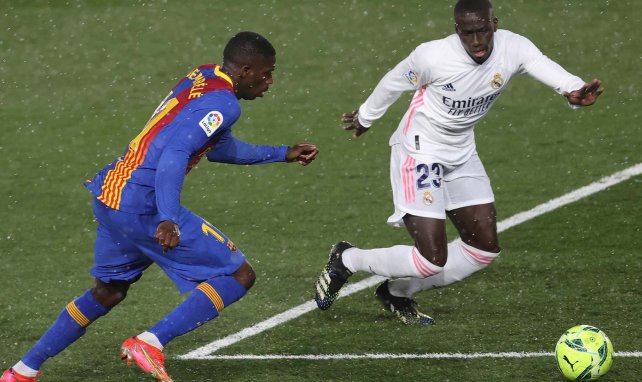 Duel entre les deux internationaux français Ousmane Dembélé et Ferland Mendy.