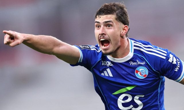 Joaquin Panichelli célèbre un but avec Strasbourg