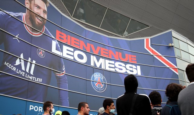 Le PSG a décoré l'entrée du Parc des Princes à l'effigie de Lionel Messi.