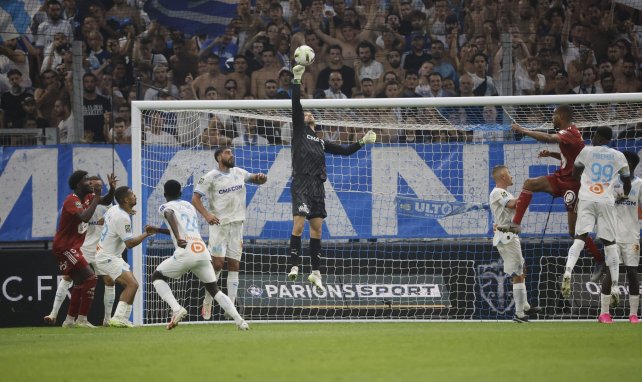 Pau Lopez sort une claquette lors d'OM-Brest