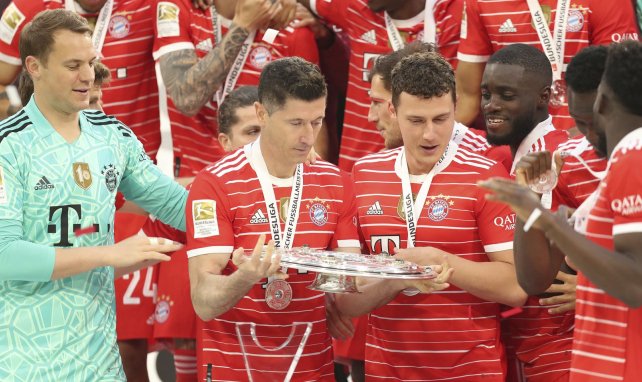 Lewandowski et Pavard soulèvent le trophée de champion d'Allemagne