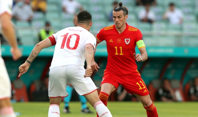 Gareth Bale face à Granit Xhaka lors de Pays de Galles-Suisse.