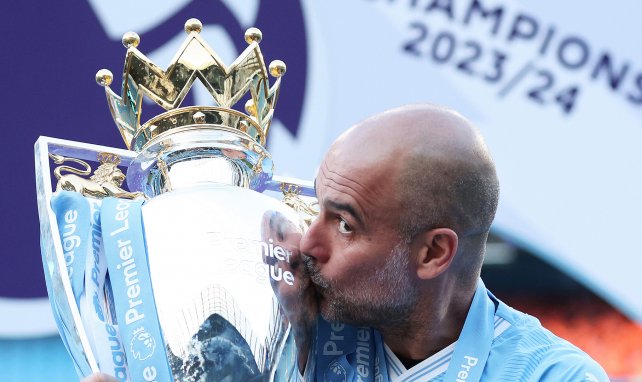 Pep Guardiola, avec le trophée de la Premier League.