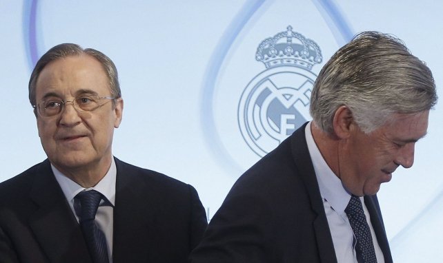 Carlo Ancelotti et Florentino Pérez lors d'une conférence de presse en mai 2015