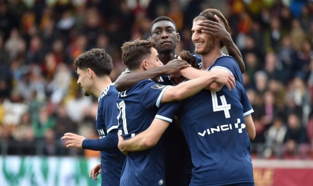 Les joueurs du Paris FC se congratulent