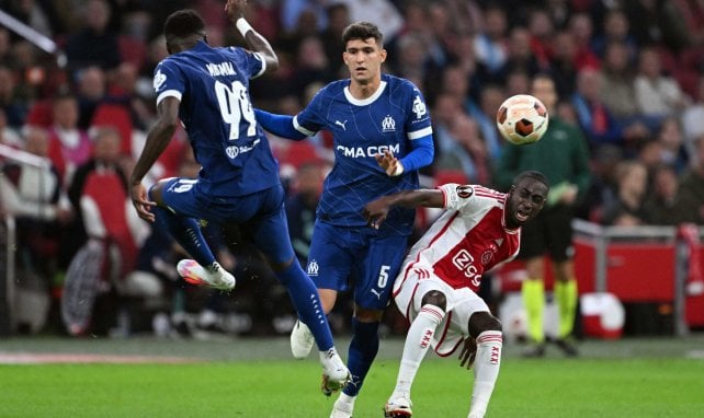 Leonardo Balerdi en action face à l'Ajax