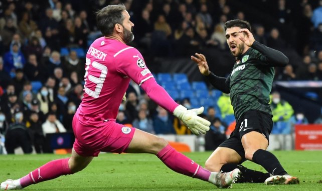 Scott Carson au duel avec Paulinho