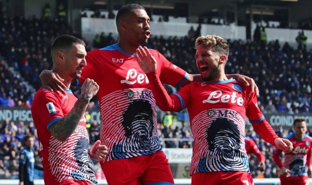 Les joueurs de Naples célèbrent leur victoire à Bergame