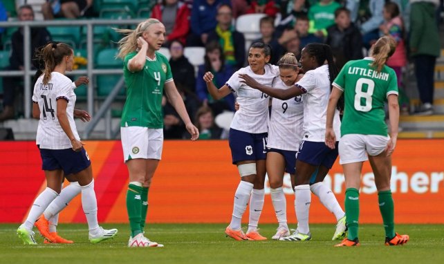Les joueuses de l'équipe de France célèbrent face à l'Irlande
