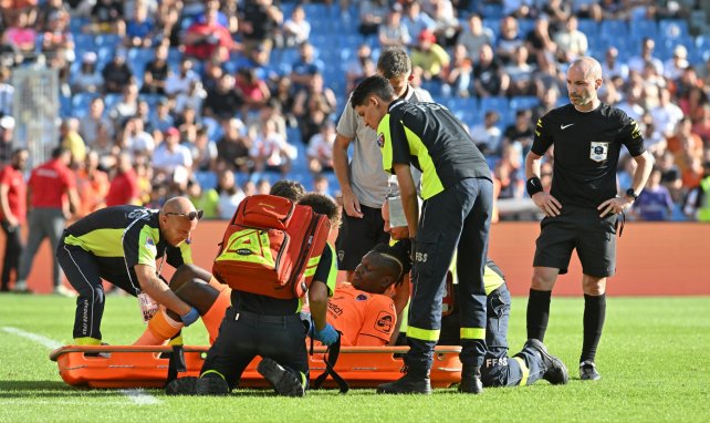 Mory Diaw sort sur civière à la fin de Montpellier-Clermont