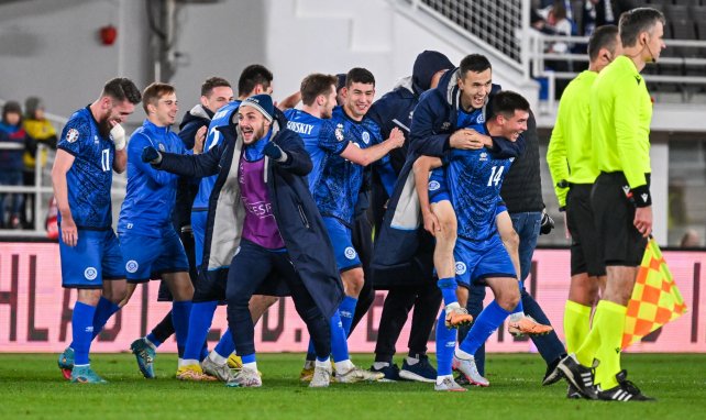 Les joueurs du Kazakhstan célèbrent leur victoire en Finlande