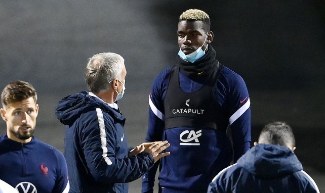 Paul Pogba en discussion avec Didier Deschamps en Equipe de France