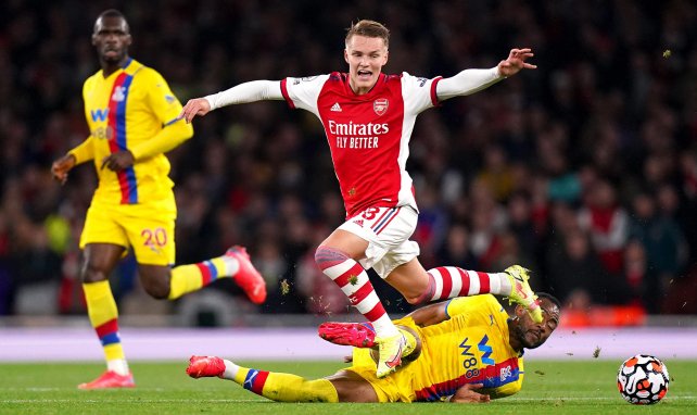 Martin Ødegaard et Jordan Ayew se disputent le ballon lors d'Arsenal-Crystal Palace, le 18 oct. 2021.
