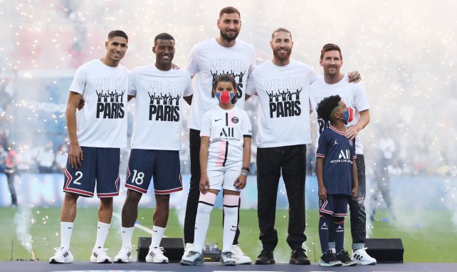 Hakimi, Wijnaldum, Donnarumma, Ramos et Messi lors de leur présentation au public du Parc des Princes