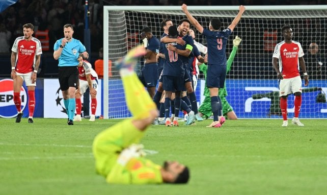 Les joueurs du PSG célèbrent leur qualification