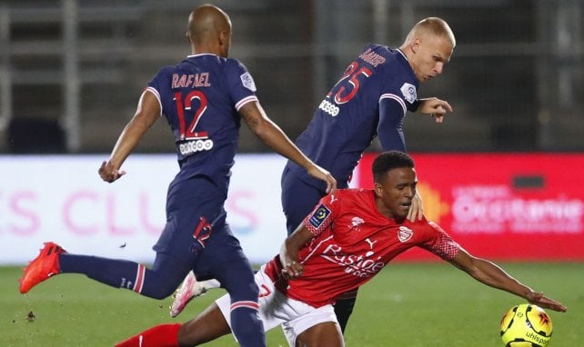 Rafinha aux côtés de Mitchel Bakker face à Nîmes