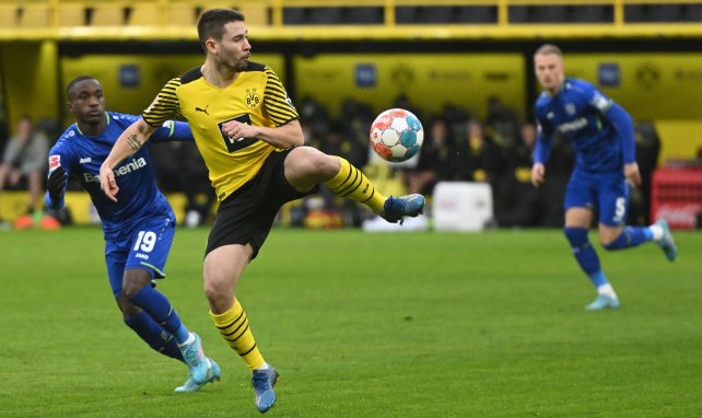 Raphaël Guerreiro tente un geste acrobatique face au Bayer Leverkusen