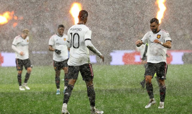 Rashford et Fernandes célèbrent un but contre Aston Villa en amical