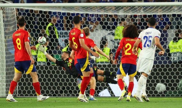 Rayan Cherki sous le maillot des Bleus.