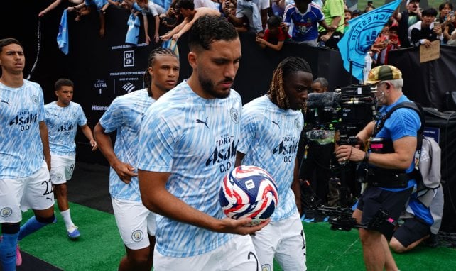 Rayan Cherki concentré avec Manchester City