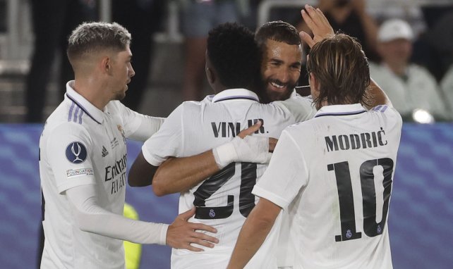 Les joueurs du Real Madrid fêtent le but de Benzema