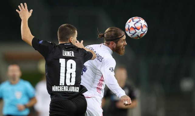 Sergio Ramos défie Stefan Lainer dans les airs lors de Real Madrid - Borussia Monchengladbach.