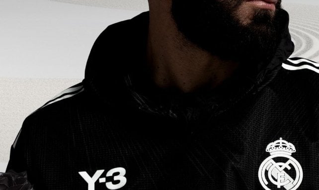 Karim Benzema avec le maillot 4th 2021-2022 du Real Madrid