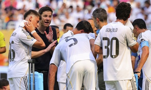 Xabi Alonso donne des consignes aux joueurs du Real Madrid