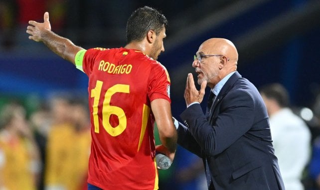 Rodri et Luis de la Fuente discutent pendant un match de l'Euro 2024