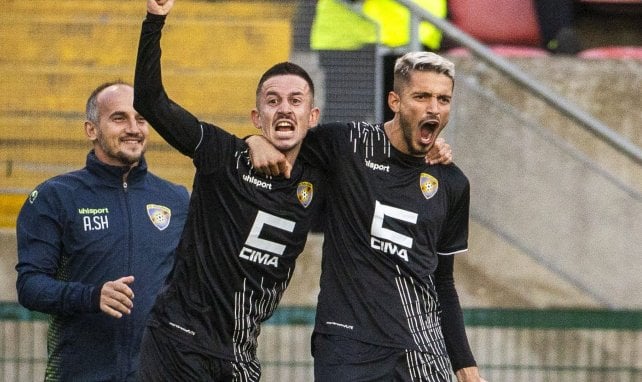 Rrahmani, à droite sur la photo