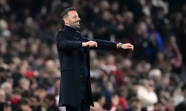 Ruud van Nistelrooy, tout sourire lors de sa première sur le banc de Manchester United