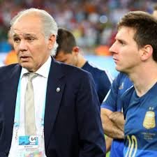 Alejandro Sabella ici à côté de Lionel Messi après la finale de la Coupe du Monde 2014 perdue face à l'Allemagne