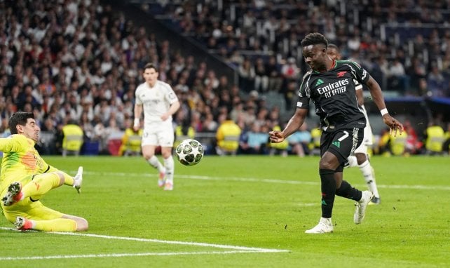 Bukayo Saka face à Courtois
