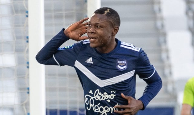 Samuel Kalu célèbre un but marqué avec Bordeaux