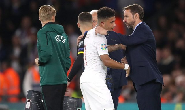 Gareth Southgate et Jadon Sancho se saluent lors d'un match de l'Angleterre