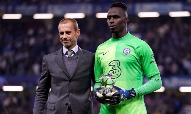 Aleksander Čeferin aux côtés d'Édouard Mendy
