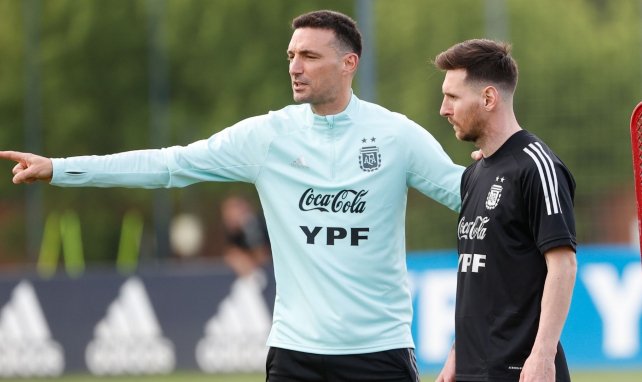 Lionel Scaloni en discussions avec Lionel Messi